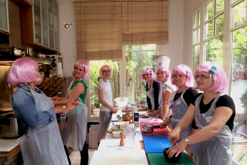 EVJF original cours de cuisine en rose chez GuestCooking
